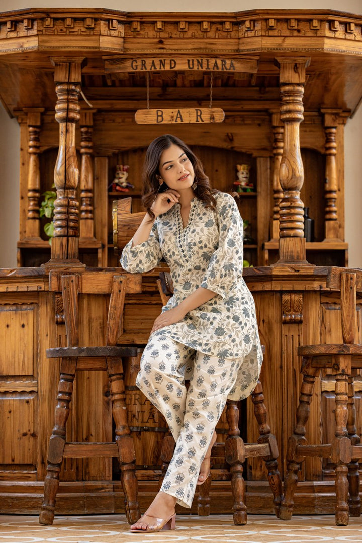 Women Beige & Blue Floral Print 2 Piece Co-ord Set