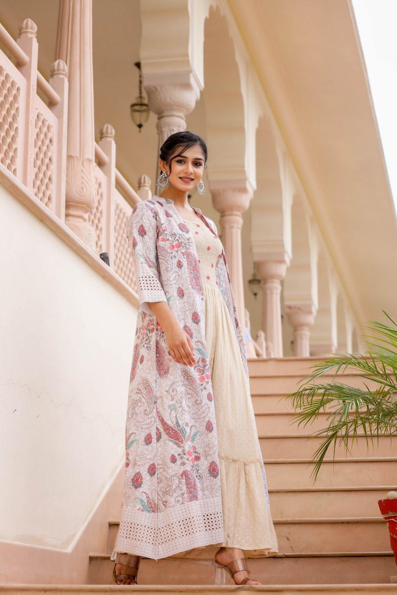 Elegant Long Gown with Flattering Silhouette