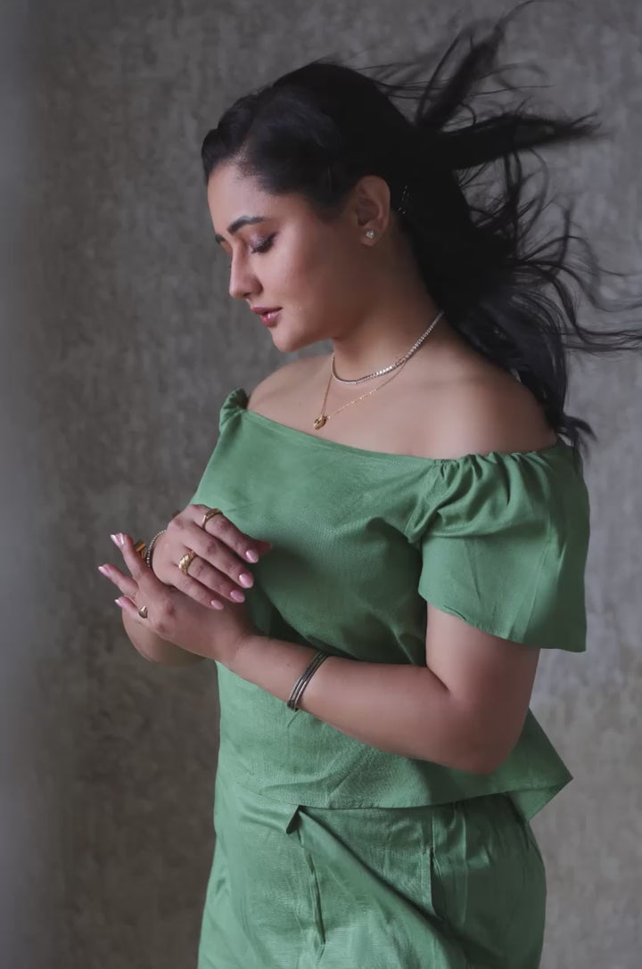 GREEN LINEN SOLID CO-ORD SET (WITH PANTS & CROP TOP)